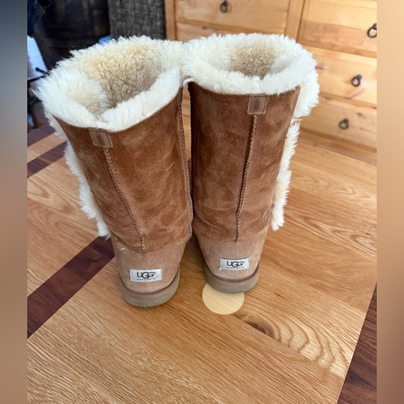 Bailey button UGGS. SOLD - Picture 5 of 8